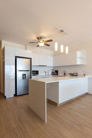 Refrigerador, microondas, placa de cocina, cafetera/tetera