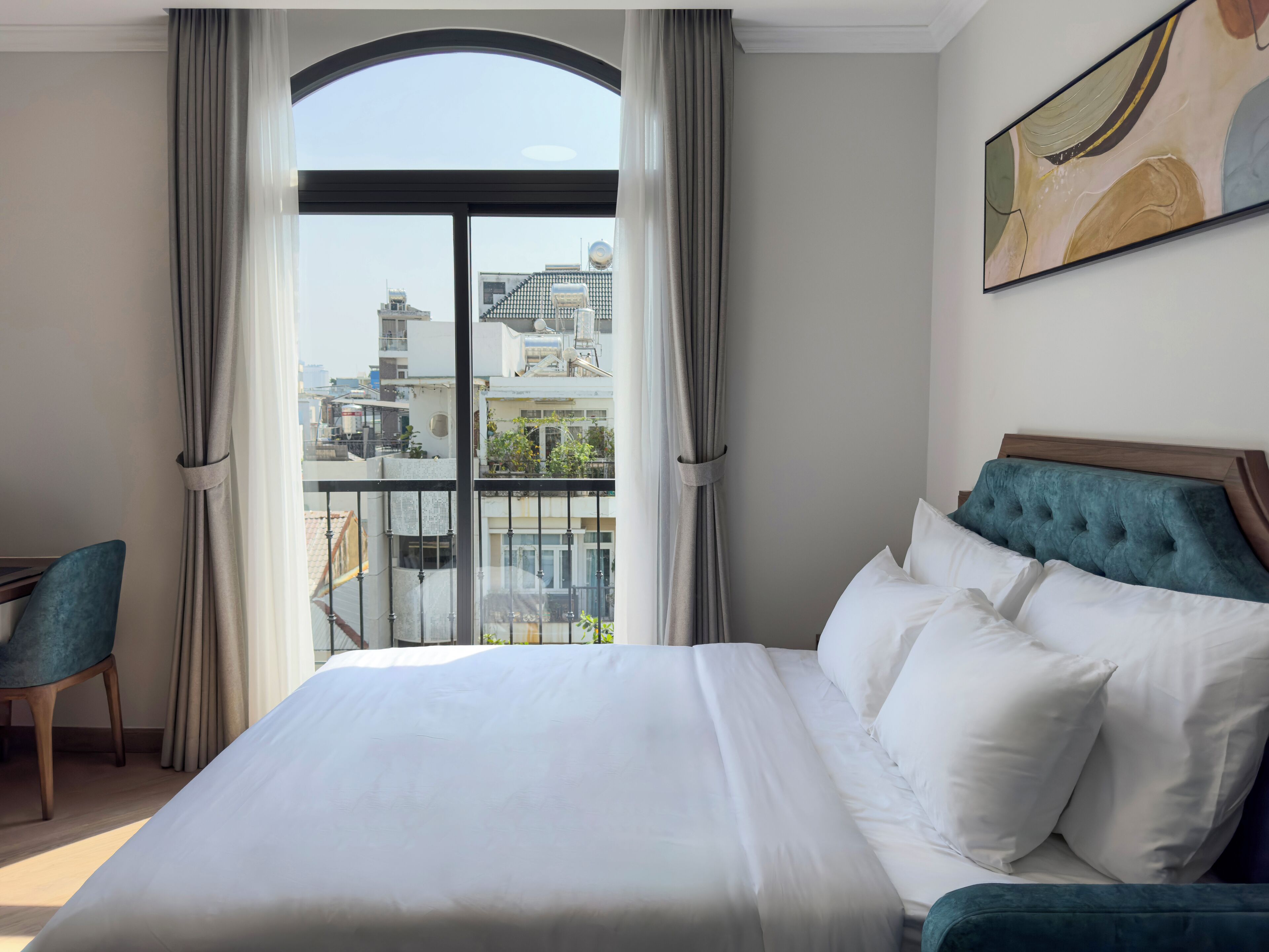 Deluxe-Apartment, Stadtblick | Allergikerbettwaren, Schreibtisch, laptopgeeigneter Arbeitsplatz