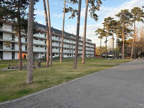 Property grounds - Holiday apartment with balcony and water view (Balatonlelle)