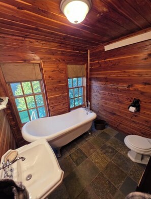 Suihku, hiustenkuivaaja, pyyhkeet, saippua