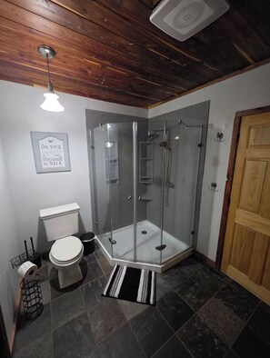 Suihku, hiustenkuivaaja, pyyhkeet, saippua