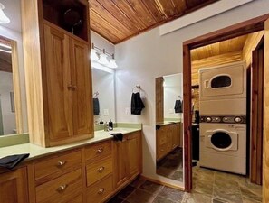 Suihku, hiustenkuivaaja, pyyhkeet, saippua