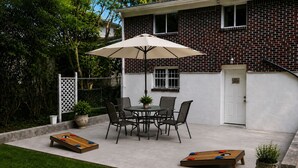 Eine Terrasse mit Tisch, Stühlen und einem Kicker.