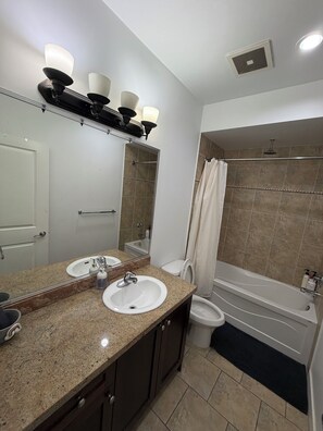 Unclassified image, 3 of 7, button - Apartments (Surrey)