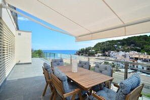 Outdoor dining - Modern apartment near the beach with terrace and sea views (Begur)