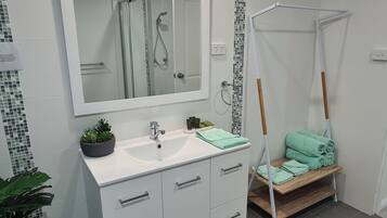 Dusj, hårføner, håndklær og såpe