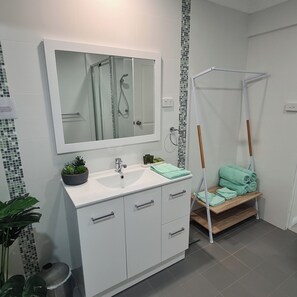 Dusj, hårføner, håndklær og såpe