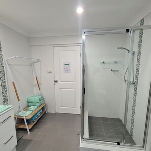 Douche, sèche-cheveux, serviettes fournies, savon