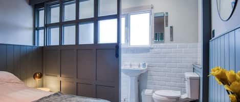 2 室のベッドルーム、アイロン / アイロン台、WiFi、ベッドシーツ