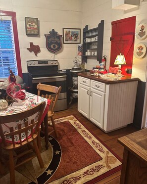 Dining - Charming 2-Bedroom House in the Heart of Round Top (Round Top)