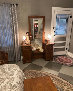2 bedrooms, WiFi, bed sheets - Charming 2-Bedroom House in the Heart of Round Top (Round Top)