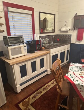 Private kitchen - Charming 2-Bedroom House in the Heart of Round Top (Round Top)