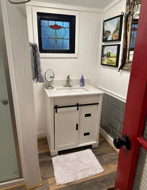 Hair dryer, towels, soap, toilet paper - Charming 2-Bedroom House in the Heart of Round Top (Round Top)