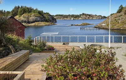 Stunning home in Ytrøygrend with house sea view