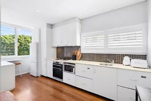 Private kitchen - Beachside escape steps from the surf & village (Avalon Beach)