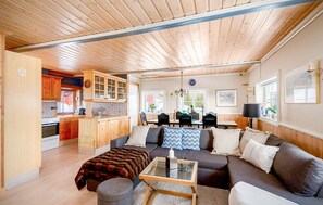 TV, fireplace - Gorgeous home in Tretten with sauna (Tretten)