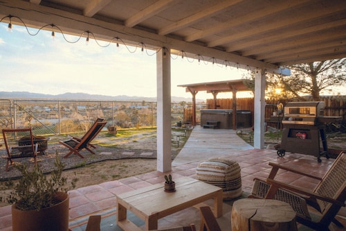 The Nelson House, Private 3BR Desert Retreat. Hot Tub, Views & Pet Friendly!