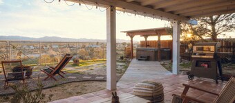 The Nelson House, Private 3BR Desert Retreat. Hot Tub, Views & Pet Friendly!