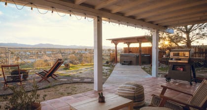 The Nelson House, Private 3BR Desert Retreat. Hot Tub, Views & Pet Friendly!