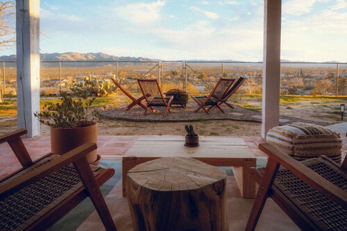 The Nelson House, Private 3BR Desert Retreat. Hot Tub, Views & Pet Friendly!