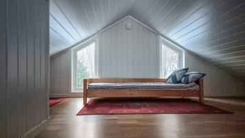 3 bedrooms, travel crib