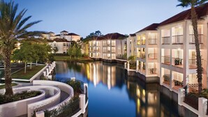 Un hôtel situé au bord de l’eau, doté de nombreux balcons, d’un bassin aux eaux calmes et d’un jardin bien entretenu.