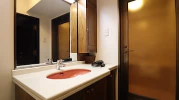 Secador de pelo, toallas, shampoo, papel higiénico