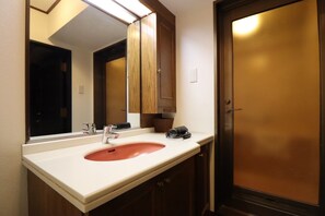 Secador de pelo, toallas, shampoo, papel higiénico