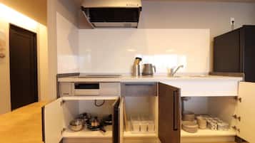 Full-size fridge, microwave, stovetop, cookware/dishes/utensils