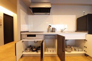 Grand réfrigérateur, micro-ondes, plaque de cuisson