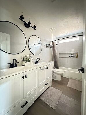 Regadera, secadora de cabello, bidet, toallas 