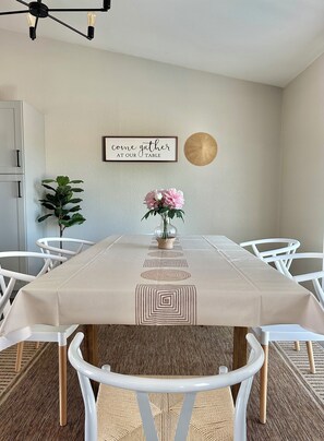 Dining - 5 miles to STRIP, Airport, Henderson 3 Bed 2 Bath (Las Vegas)