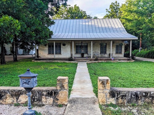 Beautiful Riverfront Home on Medina River, sleeps 6