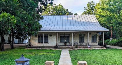 Beautiful Riverfront Home on Medina River, sleeps 6