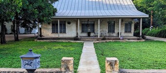 Beautiful Riverfront Home on Medina River, sleeps 6