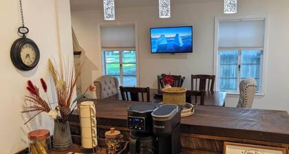 Beautiful Riverfront Home on Medina River, sleeps 6