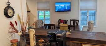 Beautiful Riverfront Home on Medina River, sleeps 6
