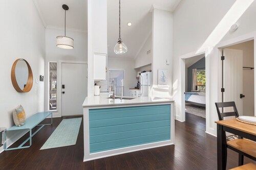 Lakeside Condo w 2 KING beds, Shuffleboard/Pool/Paddle boards