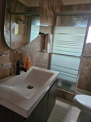 Hair dryer, towels, soap, shampoo - Susan's Cozy Place (Portmore)