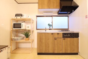 Réfrigérateur grande capacité avec congélateur, four à micro-ondes