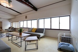 Luokittelematon kuva, 5 kautta 43, painike