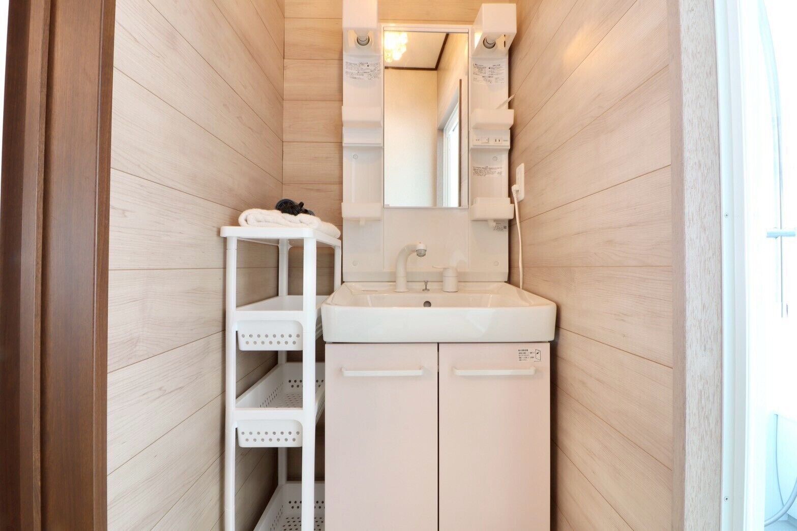 Hair dryer, towels, shampoo, toilet paper