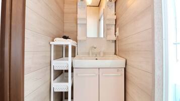 Hair dryer, towels, shampoo, toilet paper