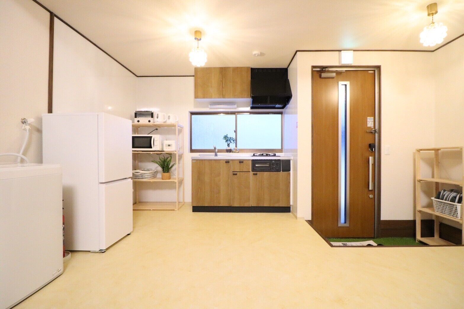 Full-sized fridge, microwave, oven, stovetop