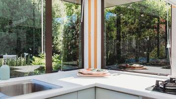 Geladeira, micro-ondas, fogão, cooktop