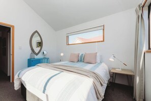Bureau, fer et planche à repasser, lit de bébé portatif, Wi-Fi
