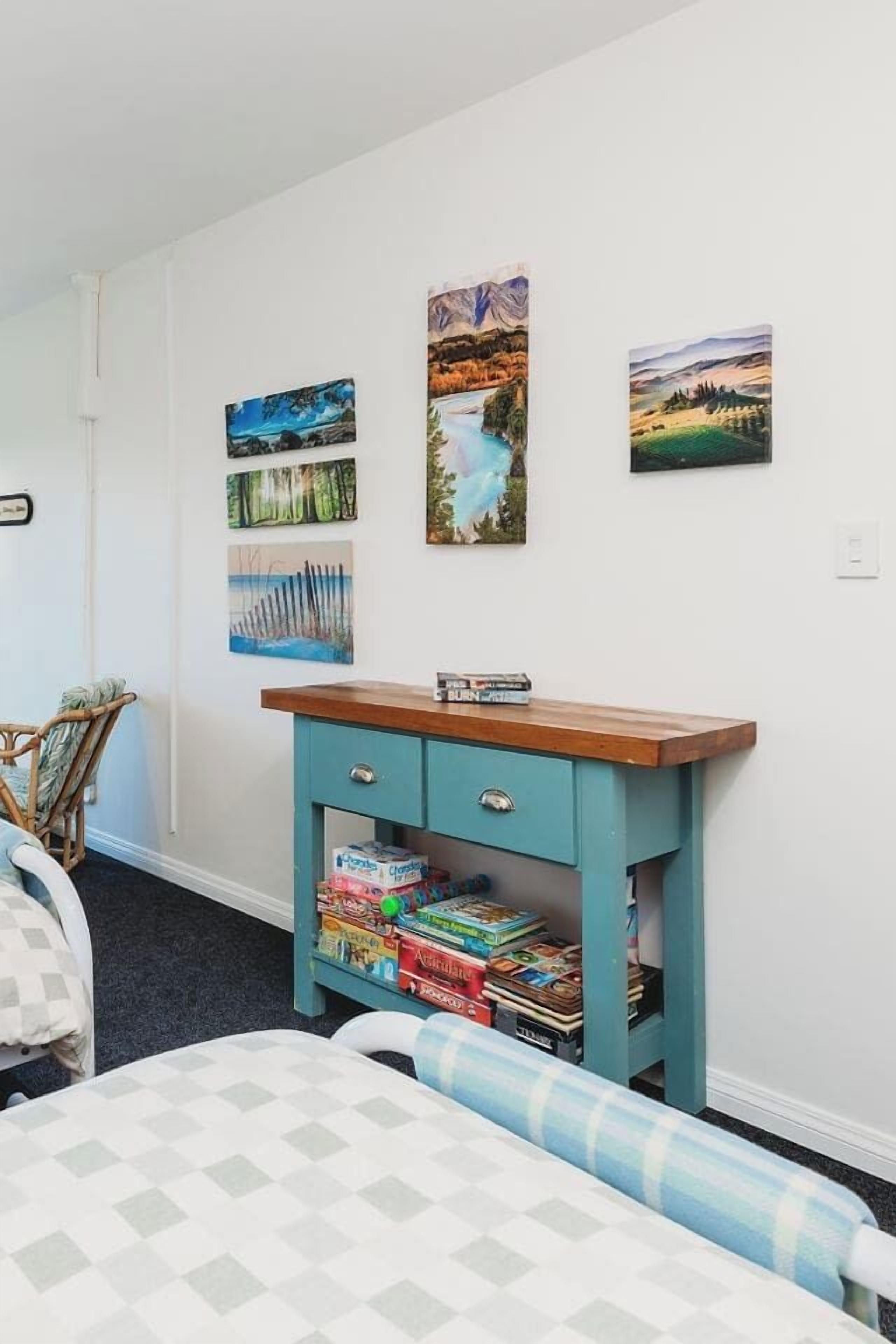 Bureau, fer et planche à repasser, lit parapluie, Wi-Fi