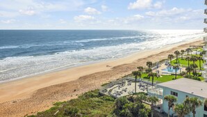 Un hôtel situé en bord de mer, doté d’une piscine, d’un espace extérieur aménagé et offrant une vue sur l’océan.