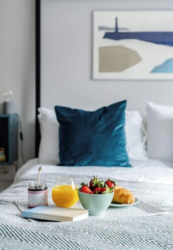 Modern Margate Apt 2BR En-suite Parking by Adliv