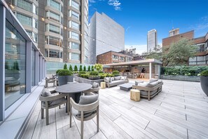 Outdoor dining - The Emory Yorkville (Toronto)